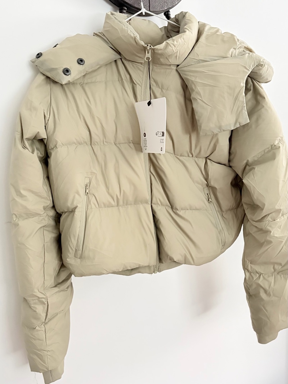 ALO Yoga Light Beige Cropped Puffer Jacket with High Collar